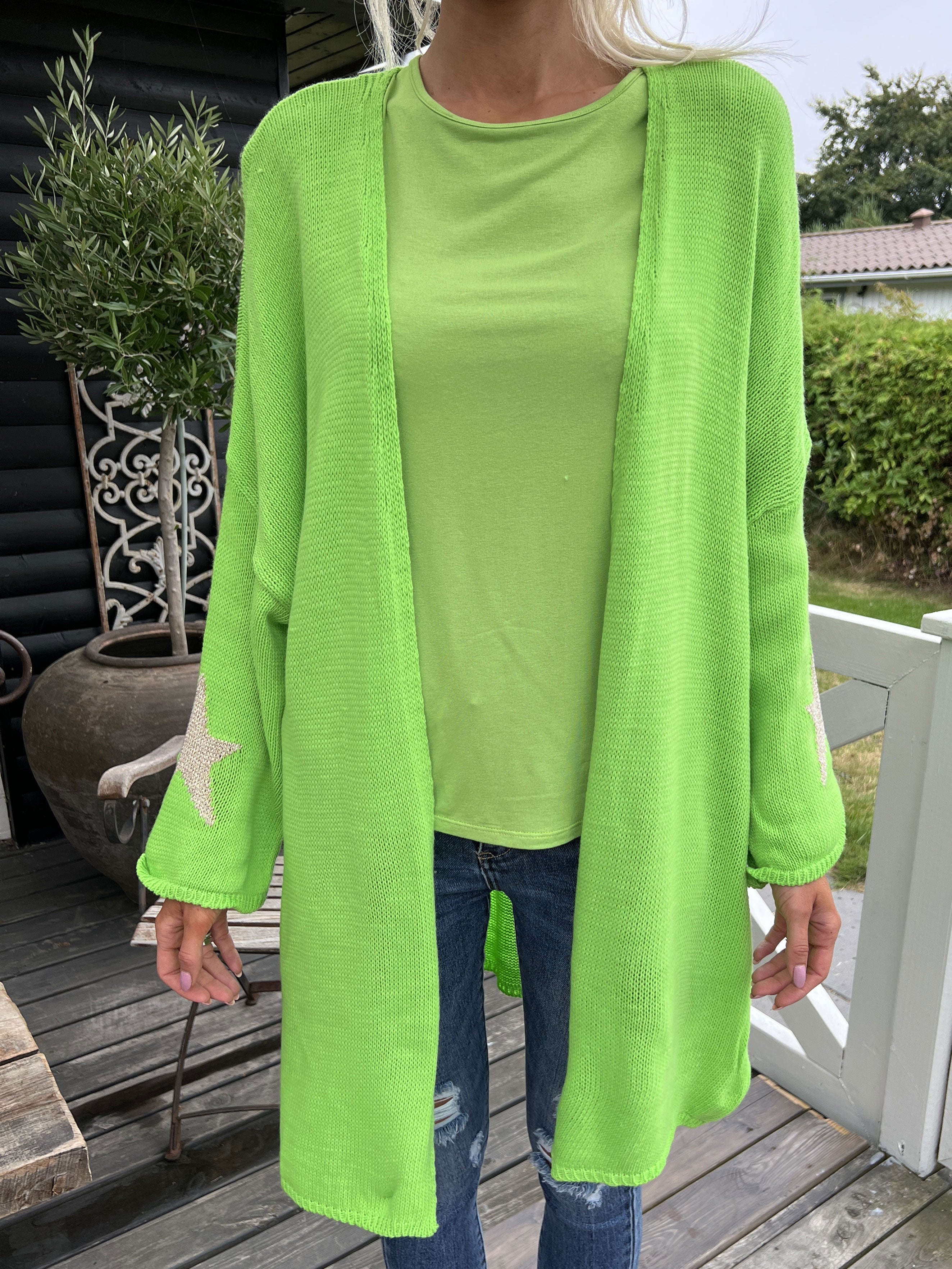 Lowa - Stickad kofta med stjärna på ärmen